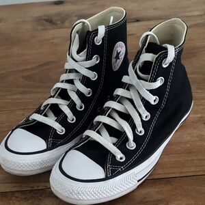 Converse Women's Chuck Taylor High Top Sneakers Size 6